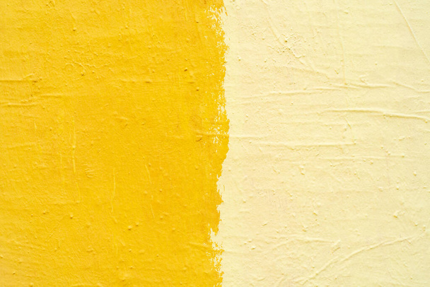 Sárga festék textúra. Egy modern lakás belseje. Absztrakt fényes háttér. Egy régi ház homlokzata. Felére osztva. - Fotó, kép