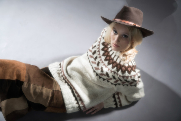 Retro foco suave hippie 70s inverno menina da moda com longa loira
 - Foto, Imagem