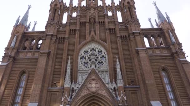 De Kathedraal Basiliek van de Onbevlekte Ontvangenis op bewolkte lucht achtergrond. Actie. Onderaanzicht van een prachtige kerk, concept van architectuur en religie. - Video