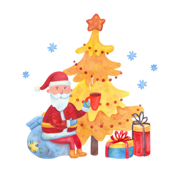 Cartel navideño con lindo Papá Noel alegre sosteniendo una taza de té o vino caliente. Se sienta en una bolsa con regalos cerca del árbol de Navidad. Ilustración en acuarela aislada en blanco. Está nevado y es feliz.. - Foto, imagen