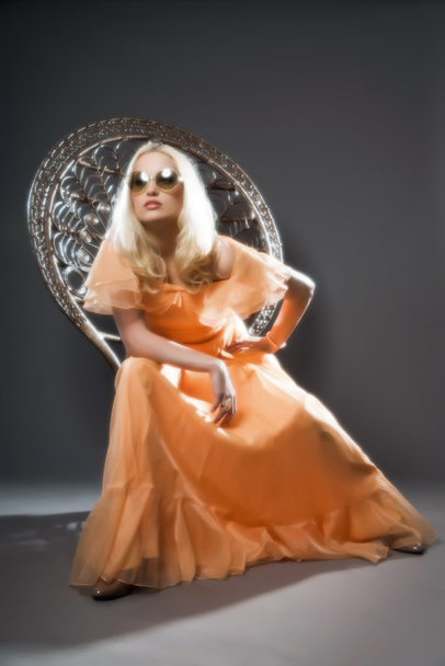 nieostrość hipis retro siedemdziesiątych moda zmysłowa z długich blond - Zdjęcie, obraz