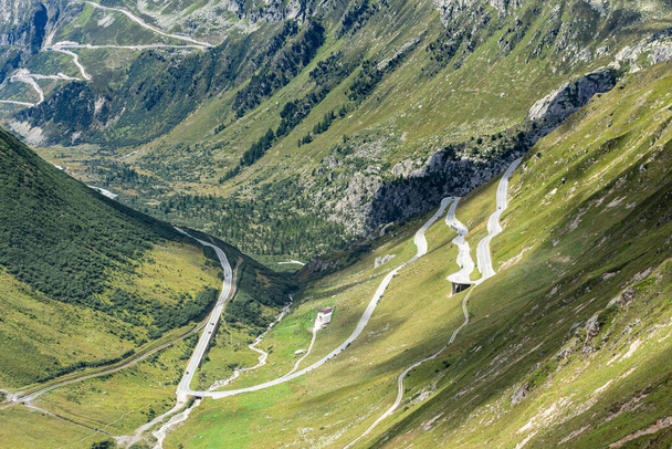 Majestatyczny piękny widok na Alpy Szwajcarskie, piękno świeżej zielonej przyrody, Szwajcaria - Zdjęcie, obraz