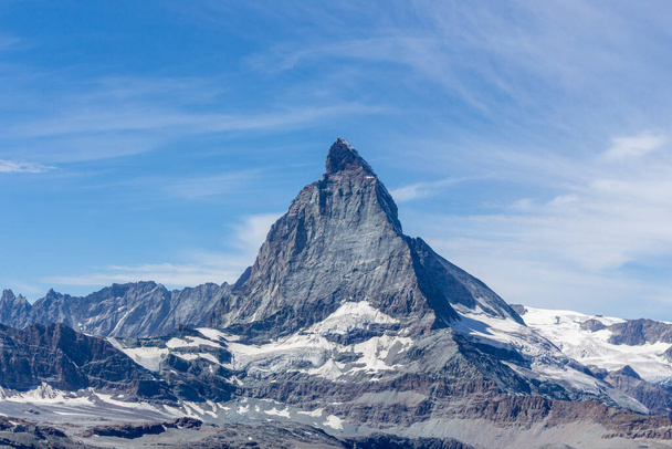 Matterhorn Mountain fehér hó és kék ég nyáron Svájcban - Fotó, kép