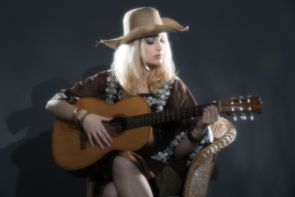 長いブロンドとレトロなソフト フォーカス ヒッピー 70 年代カントリー ギターの女の子 - 写真・画像