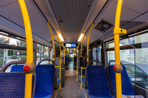  Ein fast leerer neuer Bus in München während des Covid-19-Ausbruchs im Frühjahr 2020 - Foto, Bild