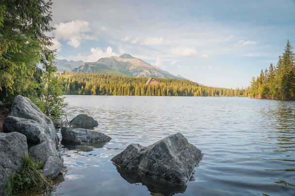 Lac de montagne dans le parc national High Tatras. Strbske pleso, Slovaquie, Europe. Soirée d'été tardive au bord du lac. - Photo, image