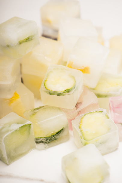 ovoce a zelenina led kostky na rozmazaném bílém pozadí - Fotografie, Obrázek