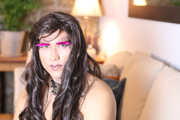 Evde peruklu transseksüel kadın portresi - Fotoğraf, Görsel