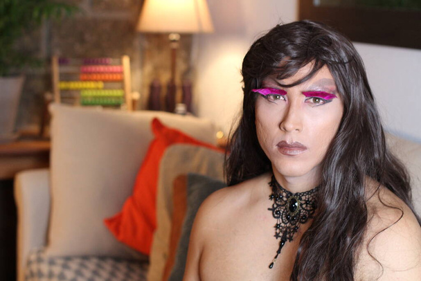 Evde peruklu transseksüel kadın portresi - Fotoğraf, Görsel
