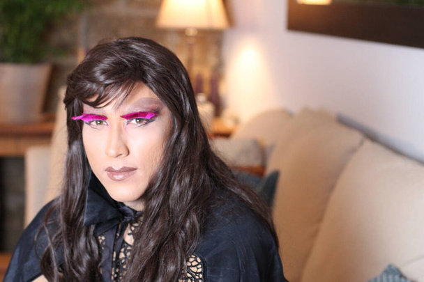 portrait de femme transgenre en perruque à la maison - Photo, image