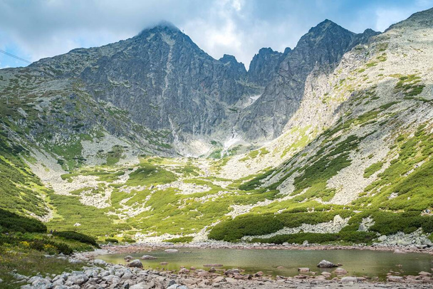 Maisema High Tatras järven Skalnate Pleso ja Lomnicky huippu. Kesänäkymä Slovakian kansallispuistosta - Valokuva, kuva