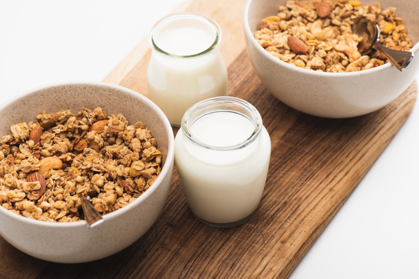 vynikající granola s ořechy a jogurtem izolované na bílém - Fotografie, Obrázek