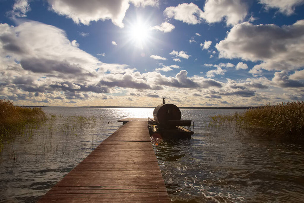 Kaunis rauhallinen vesi Braslav järvien idyllinen sää aurinkoinen päivä ja dramaattinen sininen pilvinen taivas. - Valokuva, kuva