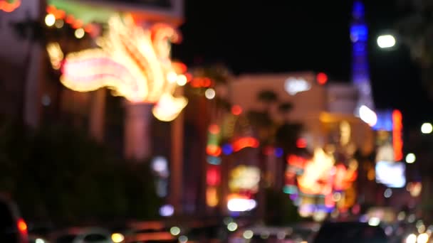 Defocused fabelachtige Las Vegas Strip boulevard, luxe casino en hotel, gokken gebied in Nevada, Verenigde Staten. Uitgaansleven en verkeer in de buurt van Fremont straat in toeristische geld spelen resort. Neon lichten van de zonde stad - Video