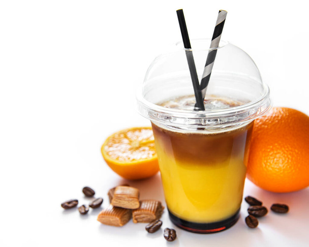 Помаранчевий і кавовий коктейль на білому тлі
 - Фото, зображення