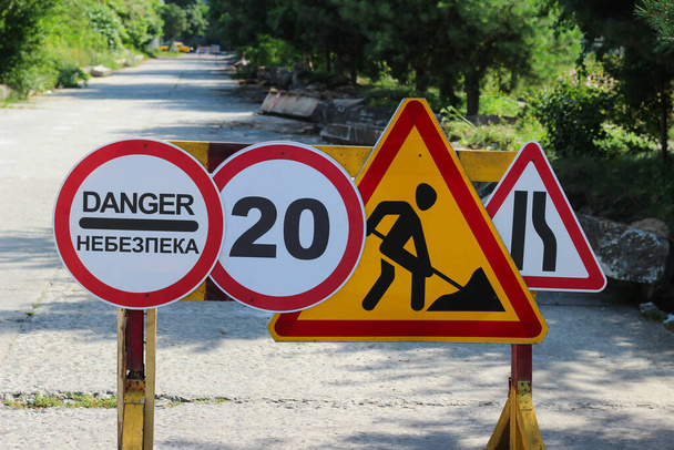 Διεθνείς πινακίδες κυκλοφορίας "Κίνδυνος", "Μέγιστος περιορισμός ταχύτητας", "Κατασκευή δρόμων", "Η δεξιά λωρίδα συγχωνεύεται". - Φωτογραφία, εικόνα