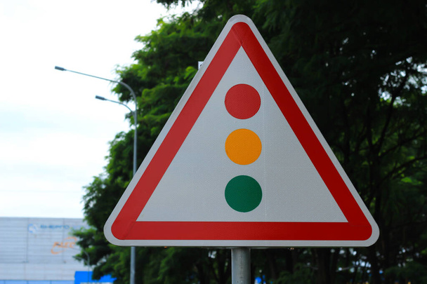 "Közlekedési lámpák előttünk" nemzetközi közlekedési tábla - Fotó, kép
