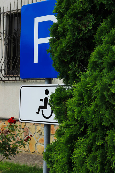 Señal de tráfico internacional 'Parking' personas con discapacidad - Foto, Imagen