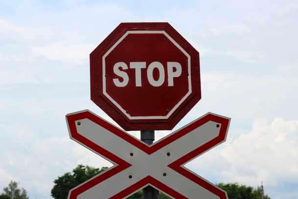 Kansainväliset liikennemerkit 'Stop' & 'Railroad crossing' - Valokuva, kuva