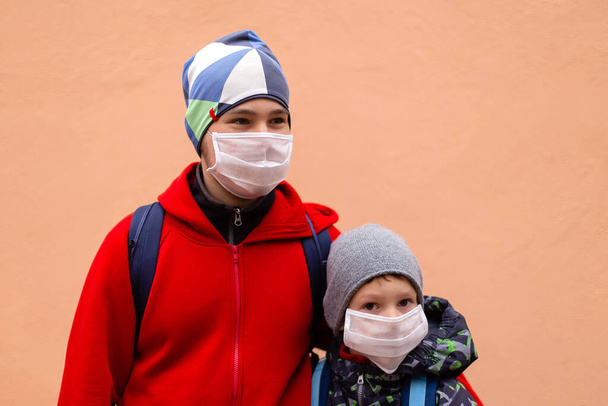 koululaiset suojelevissa naamioissa kadulla - Valokuva, kuva