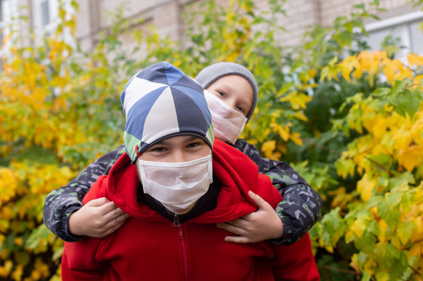 školáci v ochranných maskách na ulici - Fotografie, Obrázek