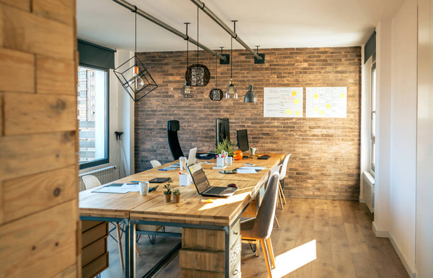 Interior of industrial style coworking office - Foto, afbeelding