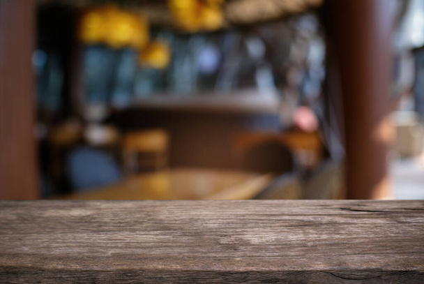 Piano del tavolo in legno vuoto e sfocatura dello sfondo del mercato notturno / messa a fuoco selettiva. - Foto, immagini