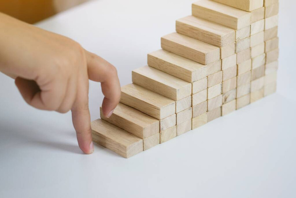 Planowanie ryzyka i strategii w biznesie hazard umieszczanie drewniane bloki.Koncepcja biznesowa dla procesu sukcesu wzrostu. - Zdjęcie, obraz