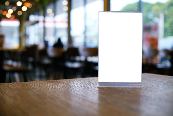 Maquette Cadre de menu debout sur une table en bois dans le bar restaurant café. espace pour le texte. - Photo, image
