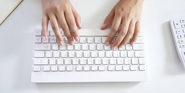 Ręce na klawiaturze. Piszę bloga. kobiece ręce na klawiaturze, pracujące w domu. ręce są w maszynie do pisania na palcach - Zdjęcie, obraz