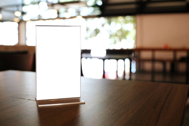 Mock up marco de menú de pie sobre la mesa de madera en Bar restaurante cafetería. espacio para texto - Foto, Imagen