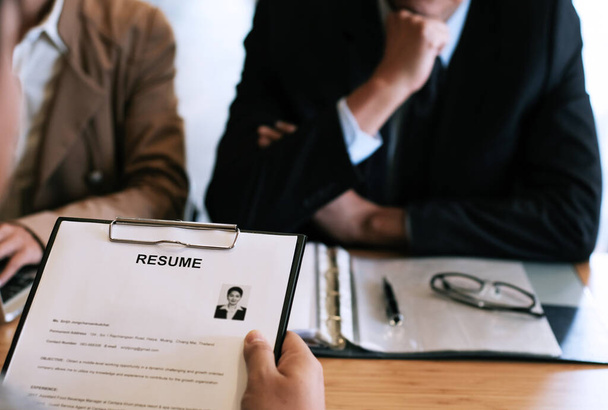 Examiner leest een CV tijdens sollicitatiegesprek op kantoor Business en human resources concept. - Foto, afbeelding