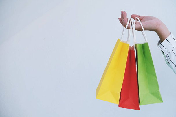 Asiatiques filles tenant vente sacs à provisions. concept de mode de vie consumérisme dans le centre commercial - Photo, image