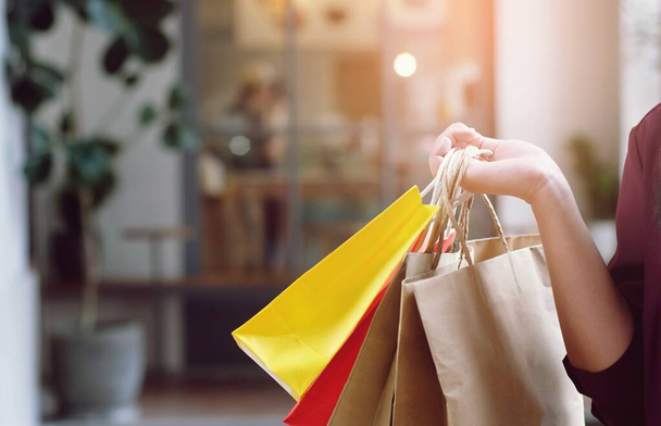 アジアの女の子を保持販売ショッピングバッグ。ショッピングモールにおける消費生活の概念は - 写真・画像