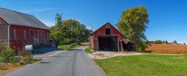 Wiejska droga przechodzi rgrough pola uprawne w wiejskim Yorku County Pennsylvania. - Zdjęcie, obraz