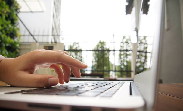 La mujer de negocios casual trabaja escribiendo a mano en el teclado del ordenador portátil - Foto, imagen