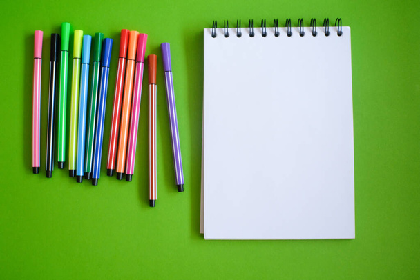 Vista superior de Notebook para maqueta en concepto de educación de oficina - Foto, Imagen