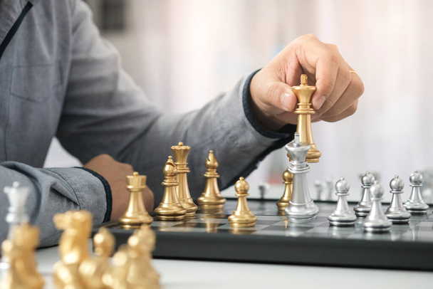 ビジネスマンはチェスゲームで遊ぶ。ビジネス戦略と戦術的課題の成功管理の概念  - 写真・画像