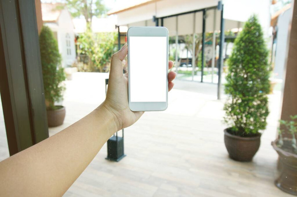 Großaufnahme von Frauenhänden mit leerem Kopierbildschirm für Mobiltelefone. Smartphone mit Technologiekonzept - Foto, Bild