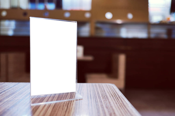 Mock up marco de menú de pie sobre la mesa de madera en Bar restaurante cafetería. espacio para texto. - Foto, Imagen