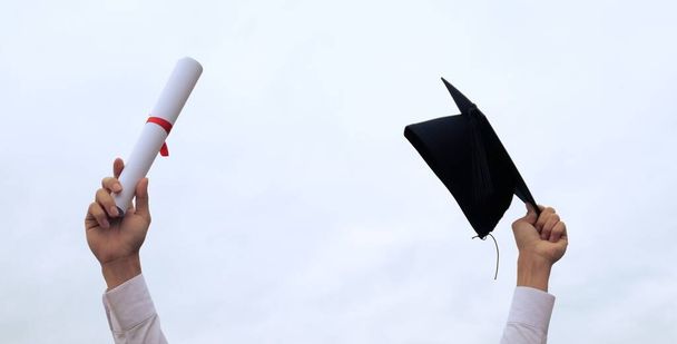 Studentin mit Glückwünschen, Absolventen im Abschlusskleid der Universität  - Foto, Bild