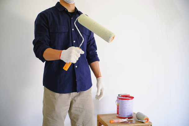 Pintura quarto pintor de trabalho homem com rolo - Foto, Imagem