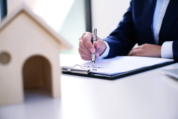 Деловые люди подписывают контракт с агентом по недвижимости Concept for consultant and home insurance concept - Фото, изображение
