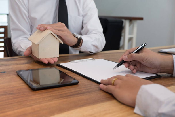 Uomo d'affari firma contratto di fare un accordo con l'agente immobiliare Concetto per consulente - Foto, immagini