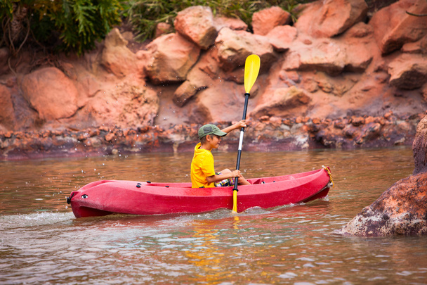 Felice ragazzo pagaia kayak sul fiume e godendo di un bel summ
 - Foto, immagini