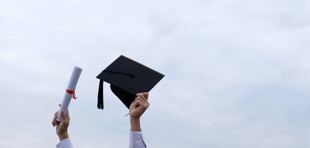 Estudante com parabéns, graduados vestindo um vestido de formatura da universidade  - Foto, Imagem