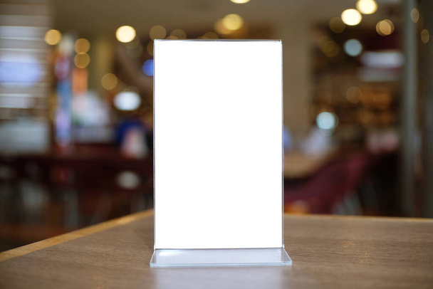 Quadro de menu em pé sobre mesa de madeira no bar restaurante café. espaço para promoção de marketing de texto - Foto, Imagem