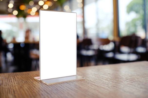 Рамки меню, стоящие на деревянном столе в кафе-ресторане "Бар". пространство для текста. - Фото, изображение