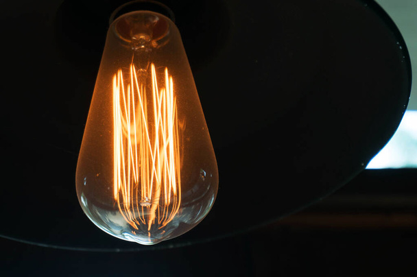 Dekorative antike Edison-Glühbirnen vor schwarzem Hintergrund. - Foto, Bild