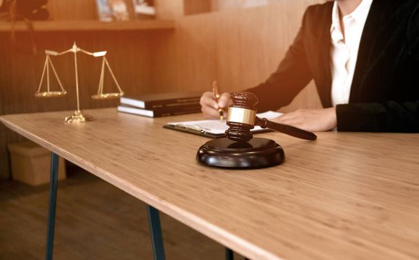 Hukuk danışmanı müvekkiline tokmak ve hukuk hukuku ile imzalanmış bir sözleşme sunar. Adalet ve avukat kavramı - Fotoğraf, Görsel